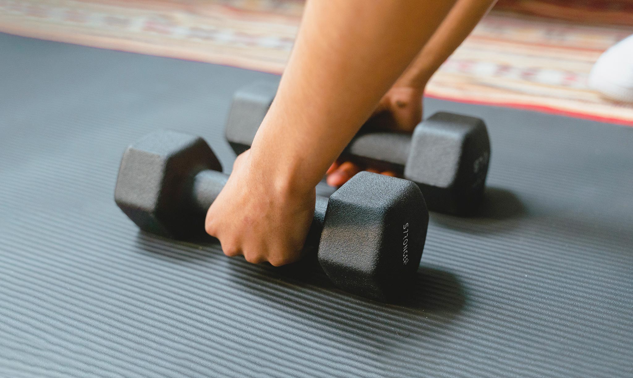 Dumbbell for training at home, home gym, exercising with dumbbell, dumbbell neoprene, buy dumbbell UK, workouts with Dumbbell, rouitine using dumbbells, squats, fitness equipment, gym equipment, fitness accesories.