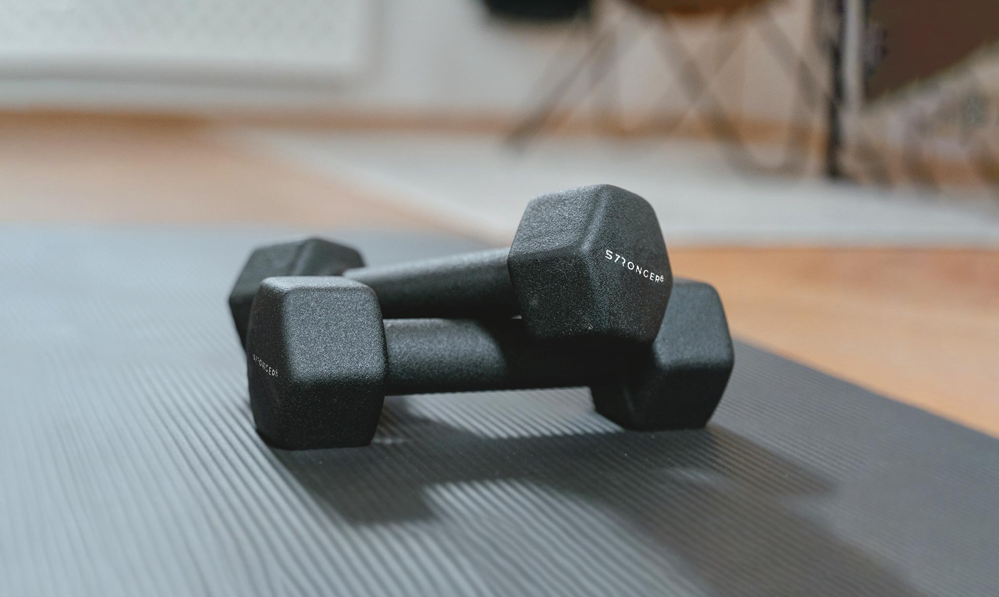 Dumbbell for training at home, home gym, exercising with dumbbell, dumbbell neoprene, buy dumbbell UK, workouts with Dumbbell, rouitine using dumbbells, squats, fitness equipment, gym equipment, fitness accesories.